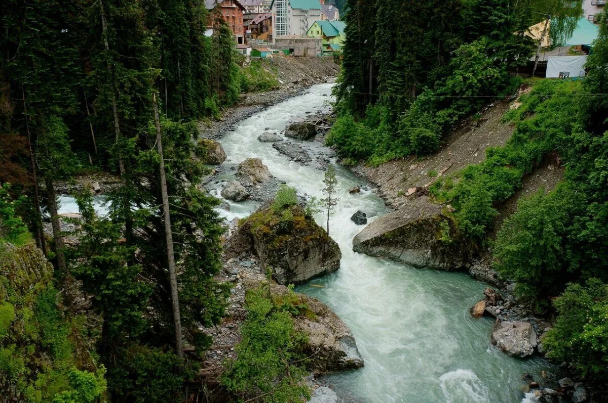 Озеро в тебердинском заповеднике. Теберда карачаево-черкесская республика. Йети хаус теберда. Карачаево черкесия теберда домбай. Посёлок домбай карачаево-черкесская республика.