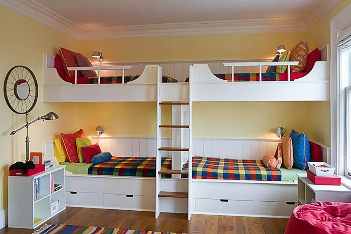 Обе на четверых. Детская комната для троих разнополых детей. Детская с тремя кроватями. Комната с двухъярусной кроватью. Интерьер комнаты с двухъярусной кроватью.
