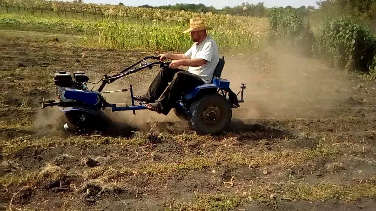 Пашу мотоблоком с фрезами видео. Культивация с адаптером для мотоблока. Фрезерование мотоблоком. Мотоблок пашет.