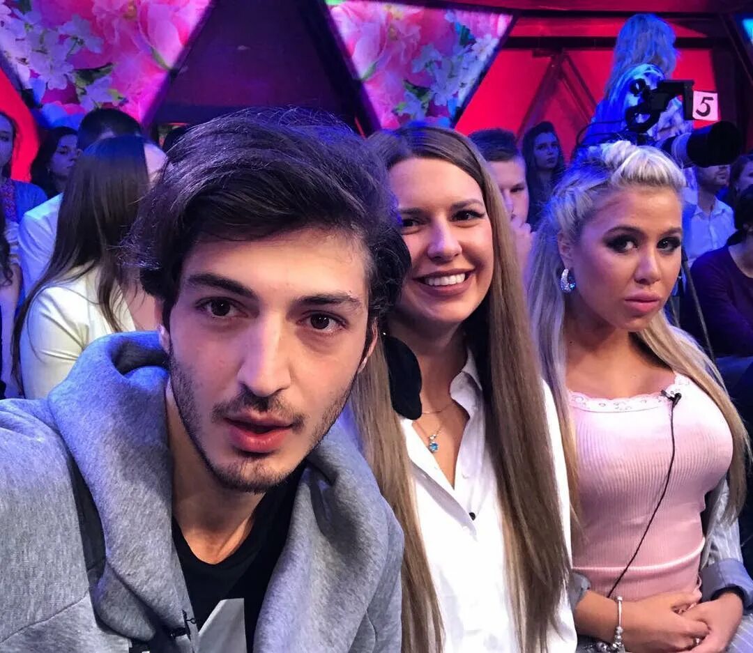 Дома 2 км. Участники дома 2. участники шоу дом 2. дом 2 герои. дом-2 участники проекта.