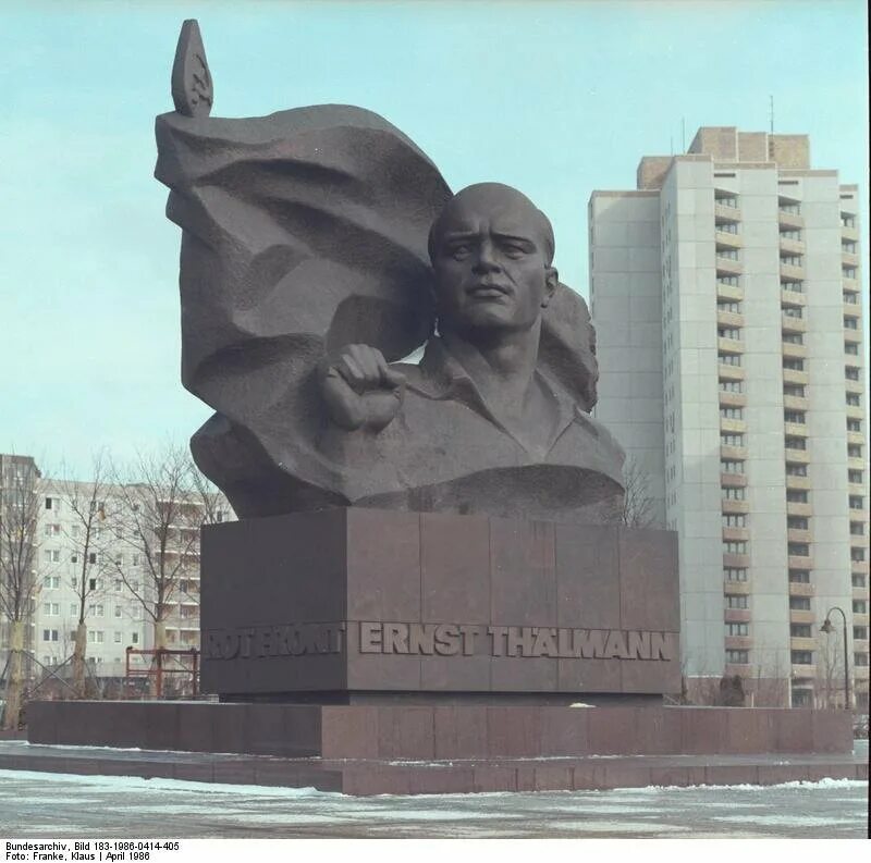 Памятники гдр. Памятник эрнсту тельману в берлине. Памятник эрнсту тельману в берлине. Памятники гдр. Памятник ленину в берлине томский.