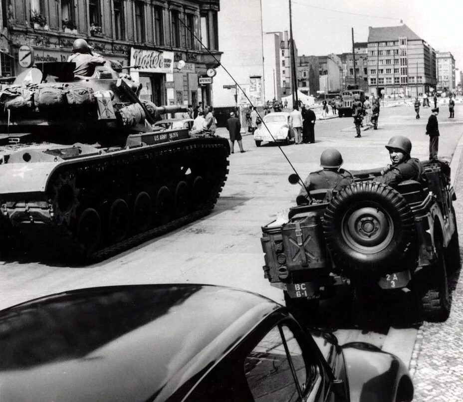 5 октября 1961. Чекпойнт Чарли Берлин 1961. Танковое Противостояние Берлин 1961 год. Чекпойнт Чарли в Берлине в 1961 танки. Берлинский кризис 1961 танки.