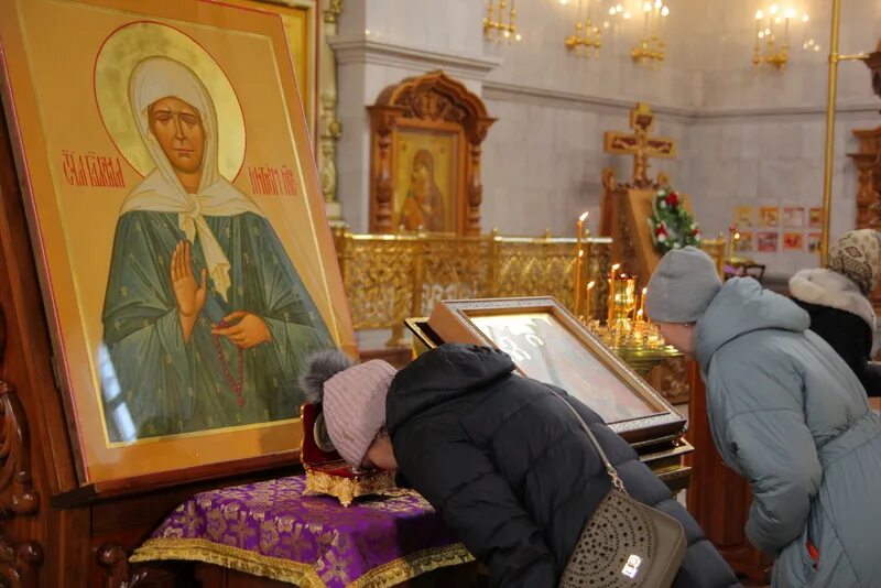 Матрена мощи в москве адрес. Мощи Святой Матроны Московской. Мощи Святой блаженной Матроны Московской. Ковчег с частицей мощей Матроны Московской. Храм мощи Матроны Московской.