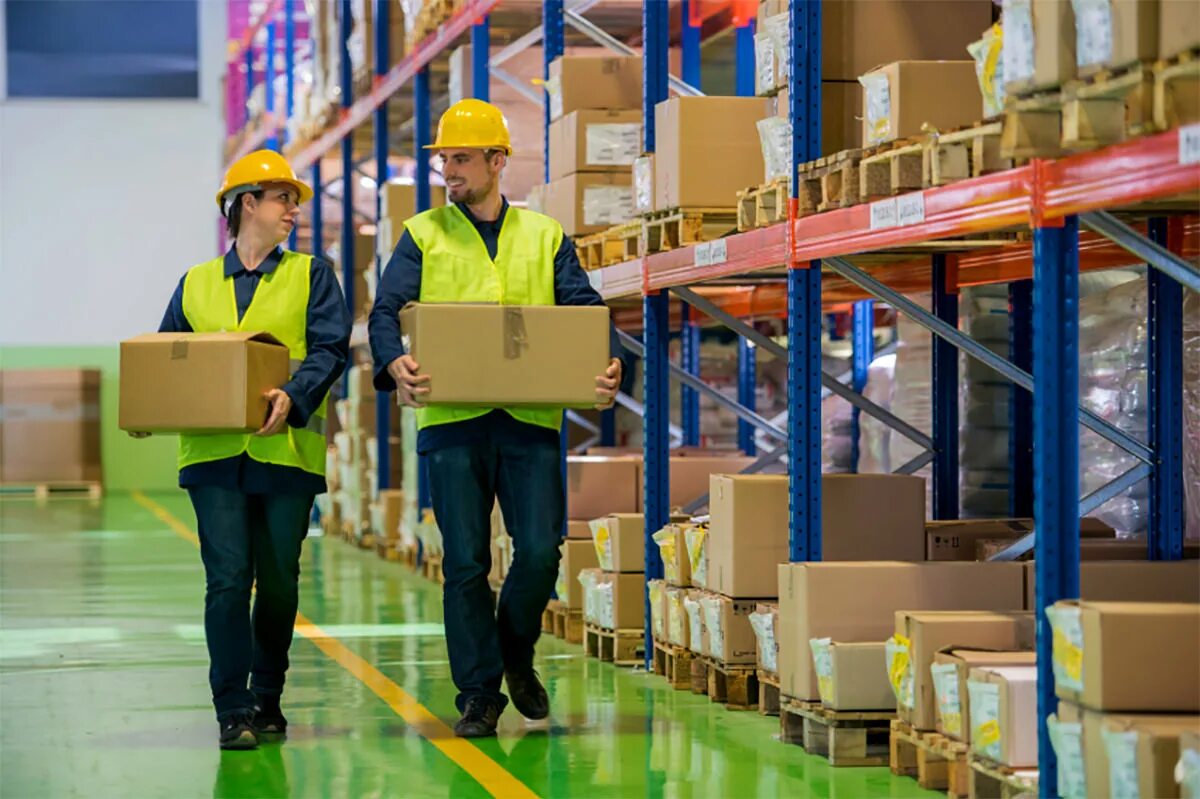 грузчик на склад. работник склада. кладовщик-комплектовщик. вахта в москве. кладовщик на складе.