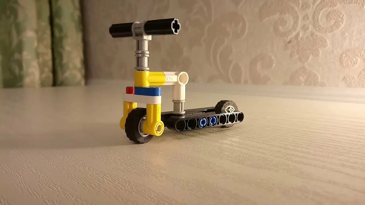 Пеший курьер самокат. Строение крепления переднего колеса самоката. Трюковой самокат на рост 155 высота руля. Доставщик деливери клаб. Курьер самокат.