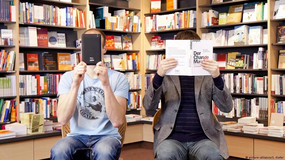 Amazon reading. Электронная книга. Человек с электронной книгой. Цифровая книга. Бумажная книга против электронной.