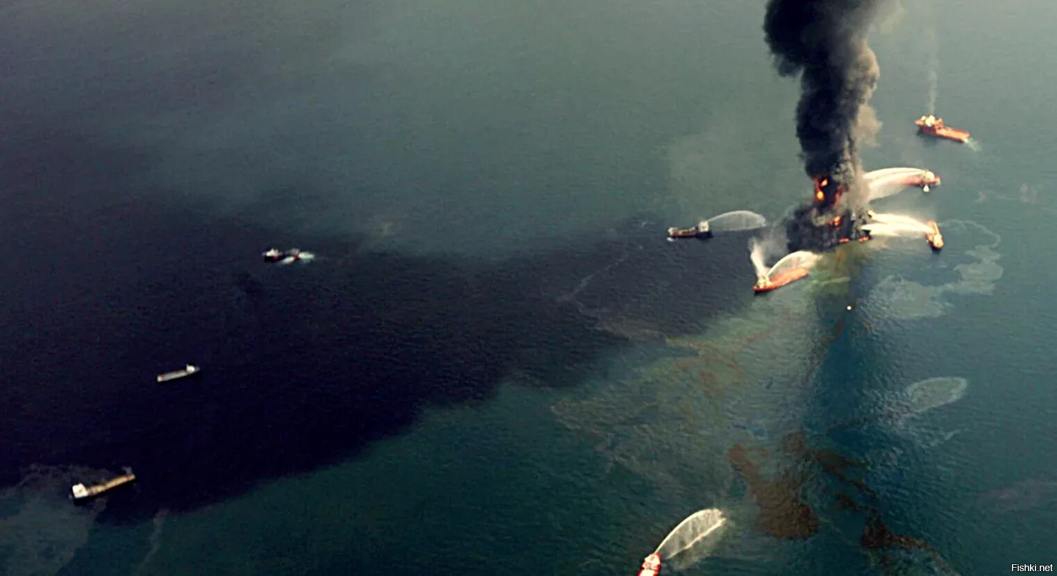 Игольн ца залив стый смех. Разлив нефти в 2010 году в мексиканском заливе. Апрель 2010 мексиканский залив. Глубоководный Горизонт разлив нефти. Взрыв нефтяной платформы Deepwater Horizon - 20 апреля 2010 года.