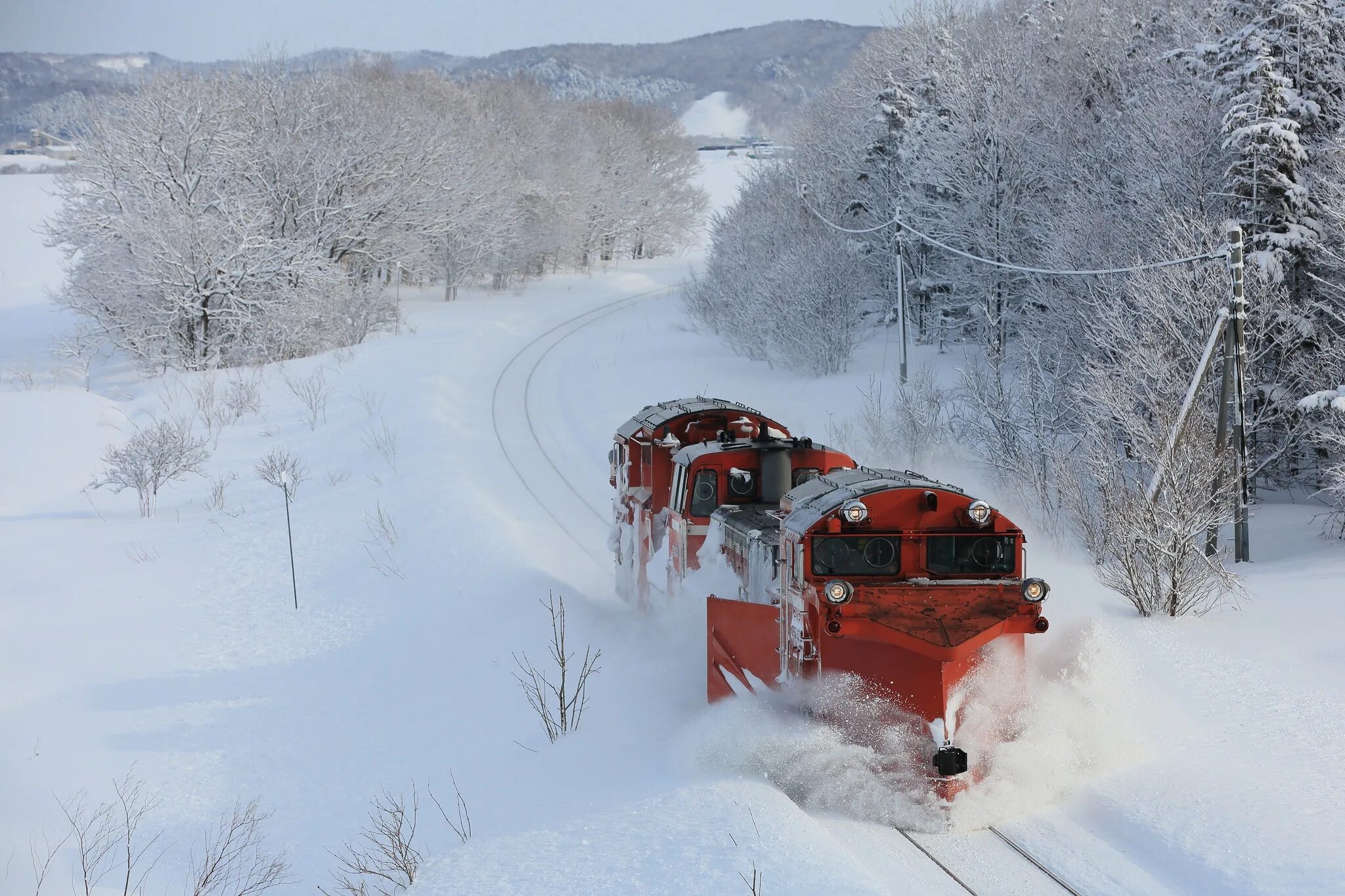 Поезд снежные заносы. Поезд в снегу. Снегоуборочный поезд. Поезд зимой. Тепловоз зимой.