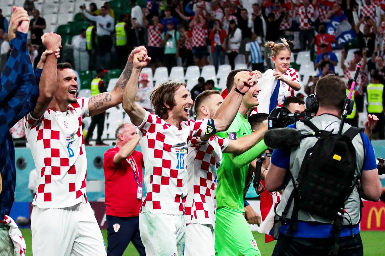 Хорватия футбол 2023. Модрич Хорватия 2022. Майер сборная Хорватии. Бразилия Хорватия 2022.