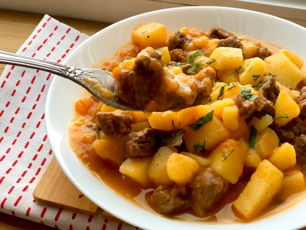 Говядина картошка лук. Картошка с мясом. картофель тушеный с мясом. тушоная картошка смясом. тушеная говядина с картошкой.