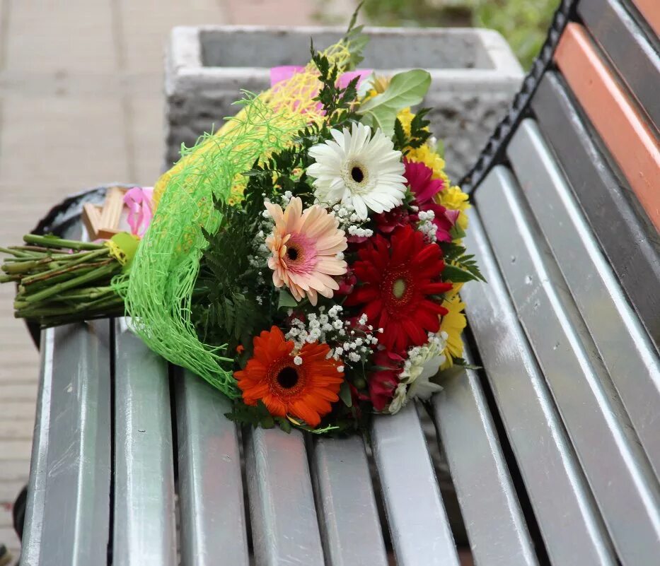 Ул букетная. Букет цветов на скамейке. Мини букетики из цветов. Букет тцветовна скамейке. Букеты из цветов красивые на скамейке.