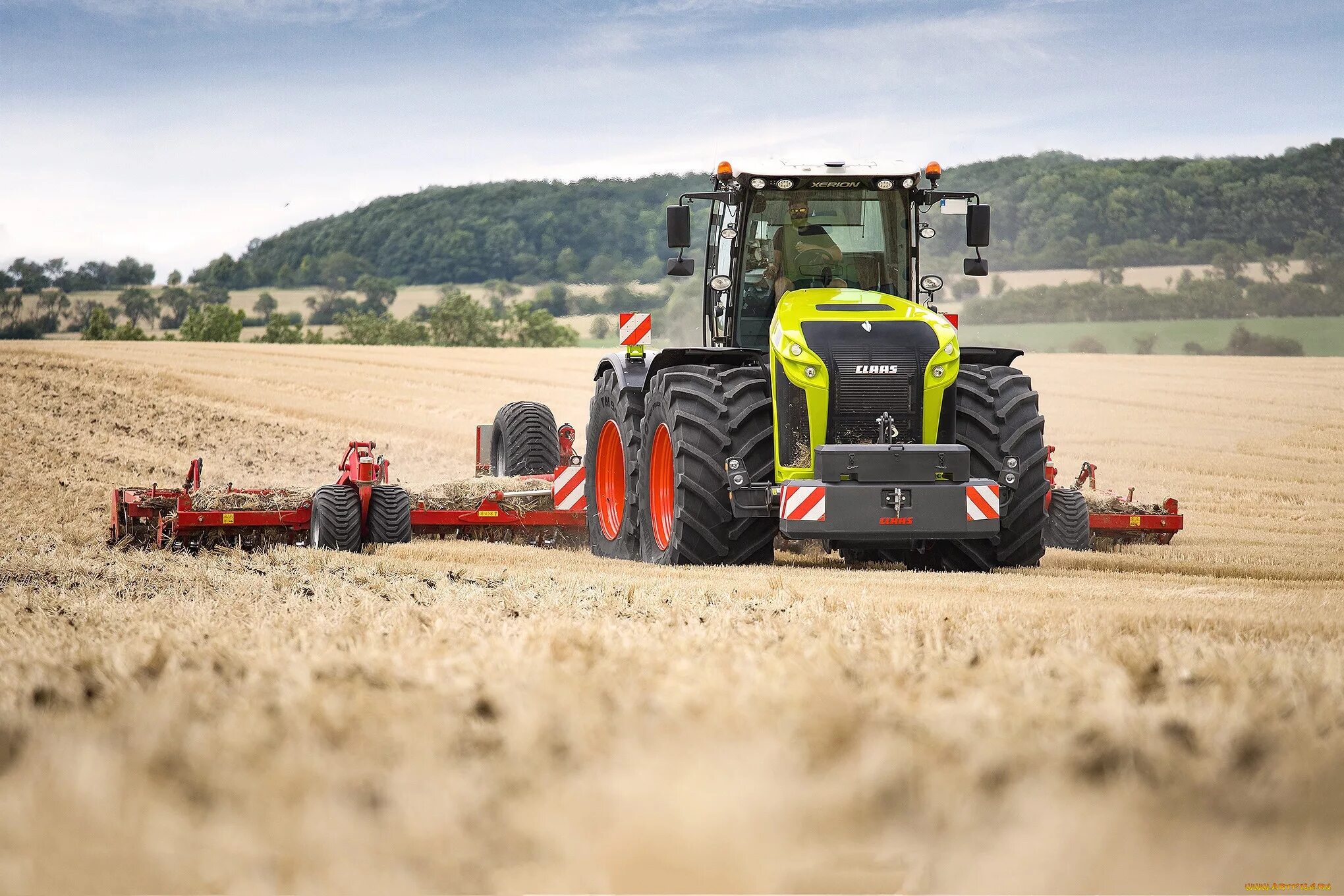 Работа на тракторе 82. Сельхозтехника CLAAS. МТЗ 82 рядом Клаас Ксерион 5000. CLAAS 3300. Трактора Fendt пахота.