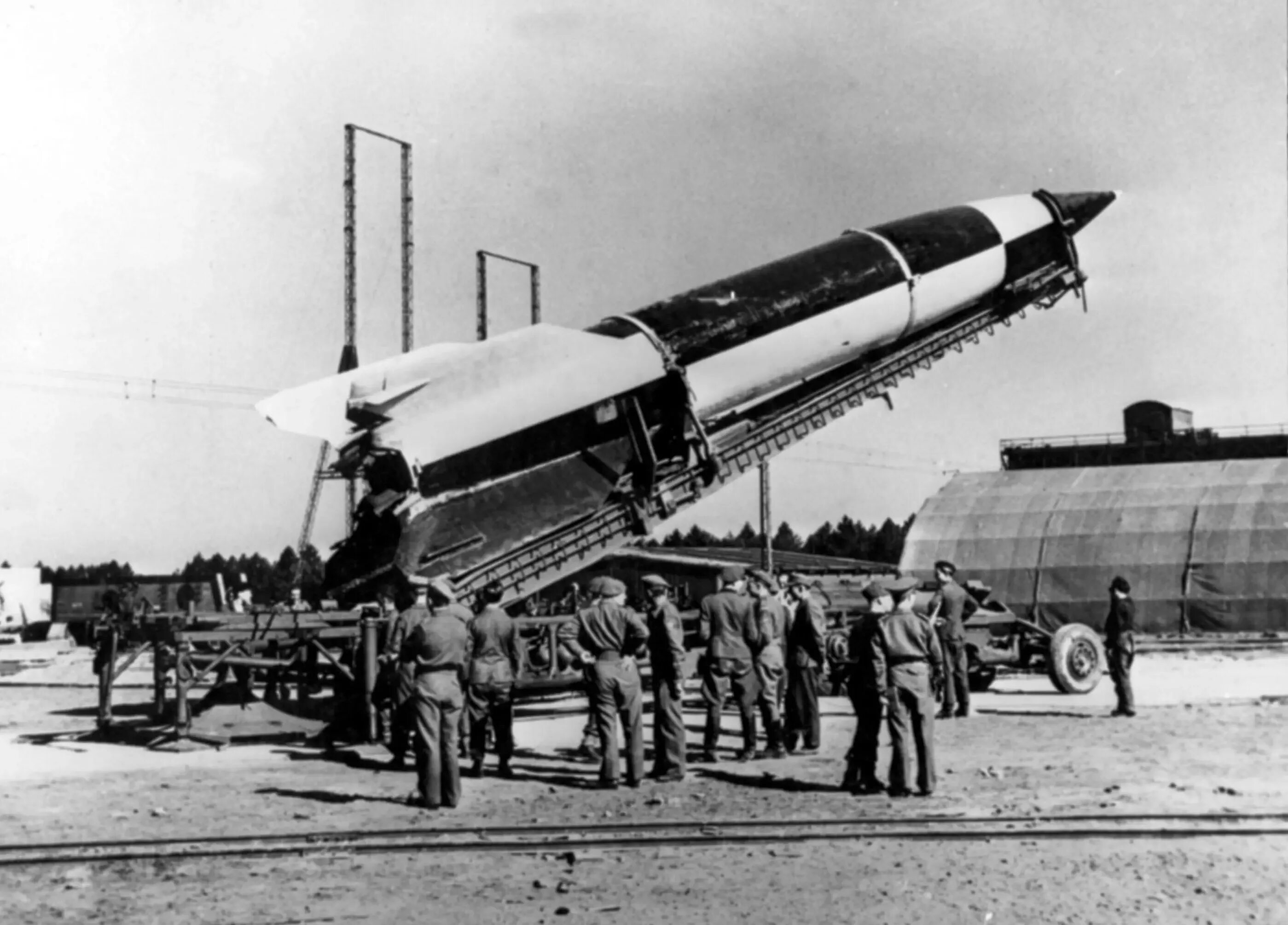 Самая первая баллистическая ракета. ФАУ-2 баллистическая ракета. ФАУ-1 баллистическая ракета. Немецкая баллистическая ракета ФАУ-2. ФАУ-2 (V-2)ракета ФАУ-2 (V-2).