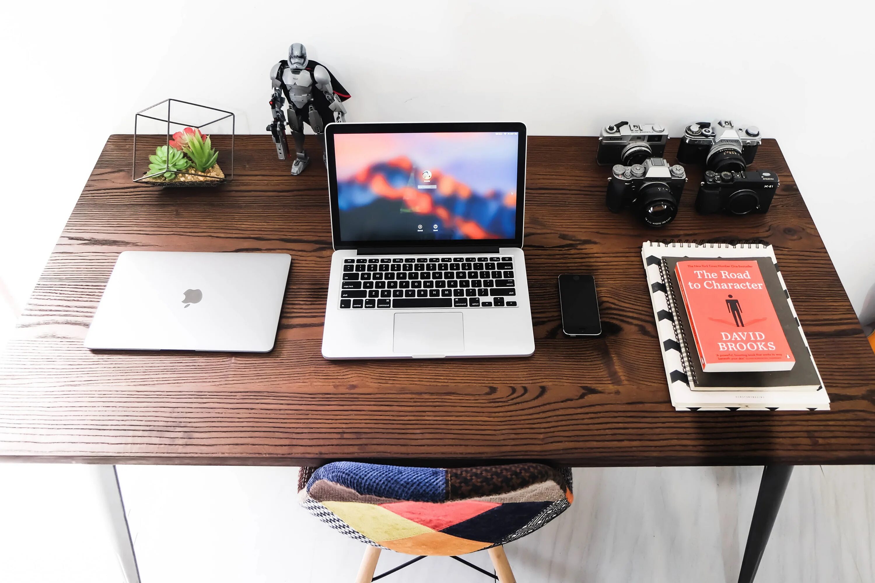 Desk board. Рабочее место дизайнера. Комп в столе. Стол для компьютера. Стол дизайнера.