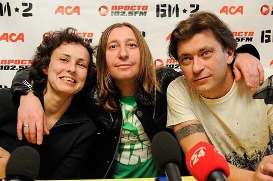 Би2 и чичерина. Би2 и чичерина. Чичерина и би 2. Шура би-2 с женой. Чичерина 2014.