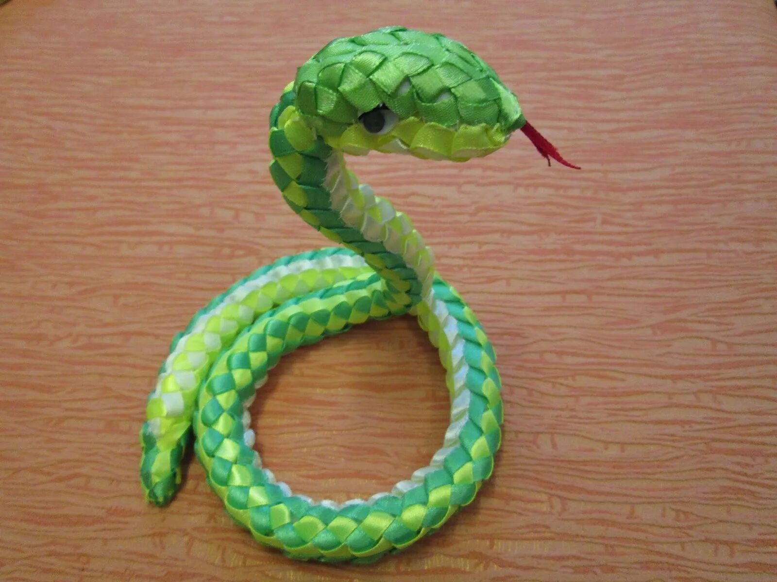 игрушки из фетра змея. поделка змея. выкройка змеи из фетра. фигурки из пластилина драконы. книжные закладки из фетра.