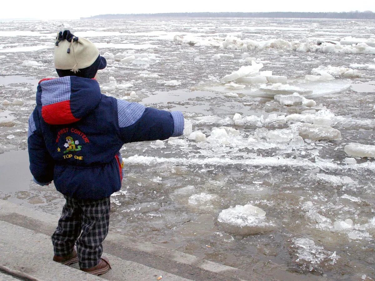Дети на льду. Тонкий лед для детей. Дети на весеннем льду.