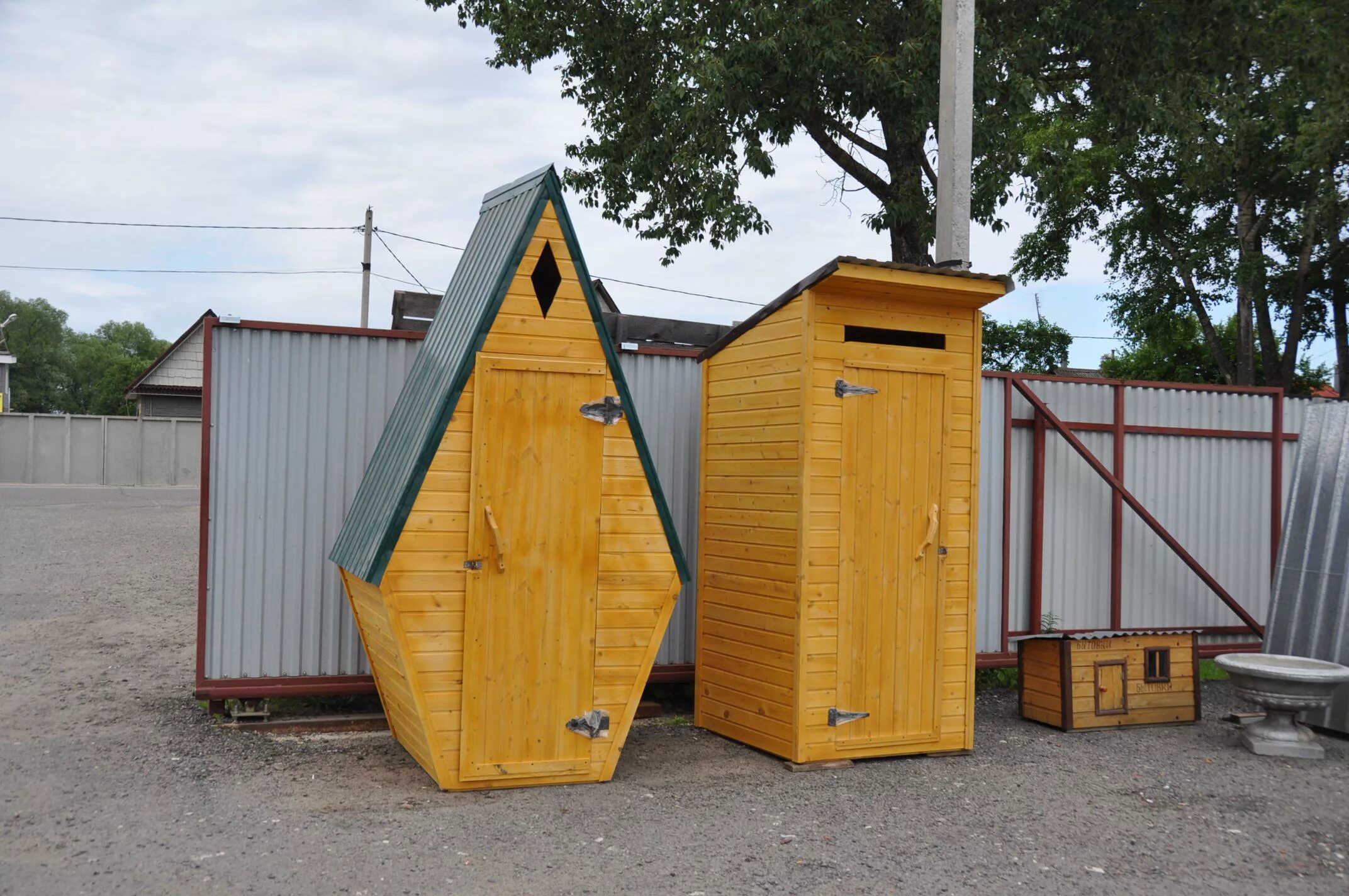 Туалет дачный. Садовый туалет деревянный. Туалет деревянный для дачи. Уличный туалет для дачи.