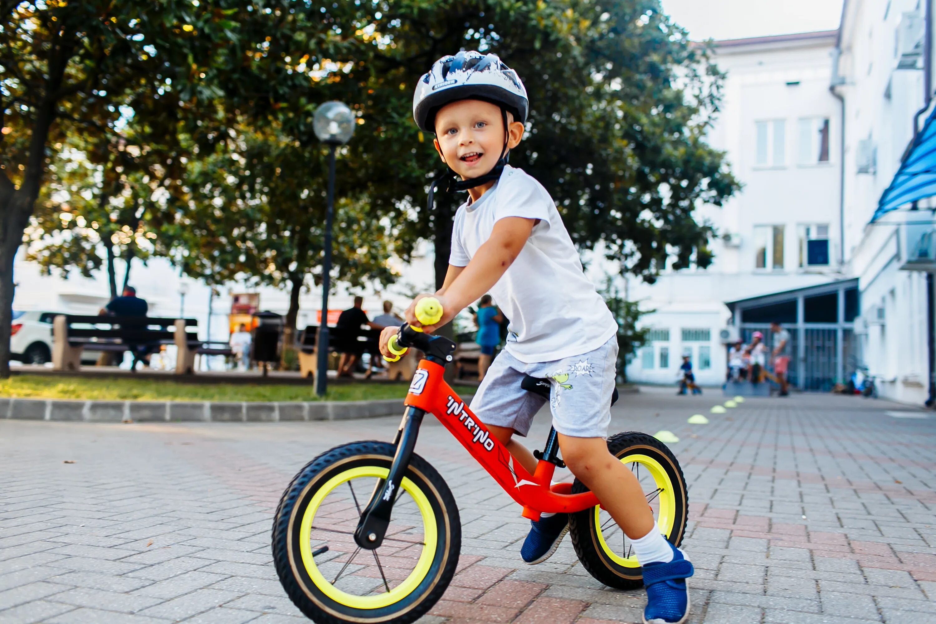 лучший беговел для детей. беговел b'twin run ride 100. лучший беговел для детей. дети с велосипедом. беговел от 10 месяцев.