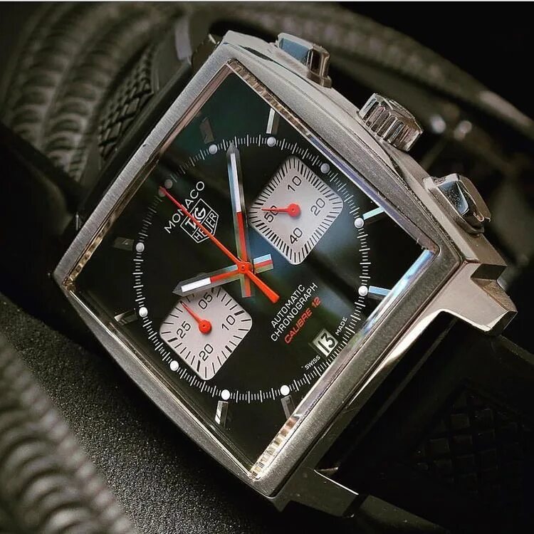 Наручные часы heuer. Часы tag Heuer Monaco Calibre 12. Таг Хауэр Монако. Часы tag Heuer Monaco. Часы tag Heuer Monaco 1860.