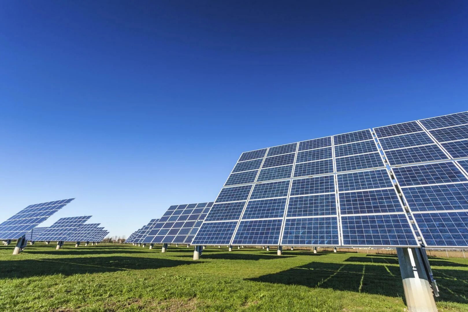 Солнечные батареи фото. Solar Panels fields. Уругвай ВИЭ. Солнечные батареи огромные. Солнечные батареи панели в поле.