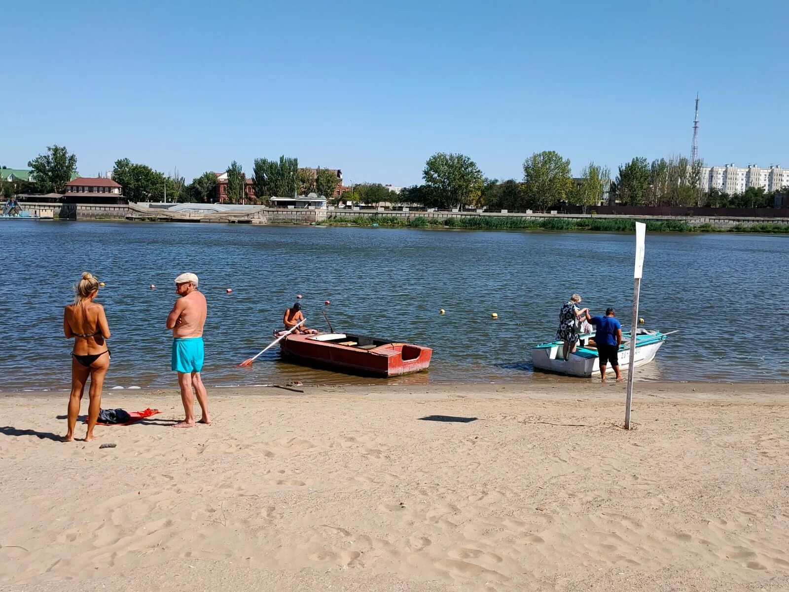 Почему закрыли пляж. Астрахань городской пляж. Астрахань остров городской городской пляж. Ассадулаевский пляж в Астрахани. Общественный пляж.