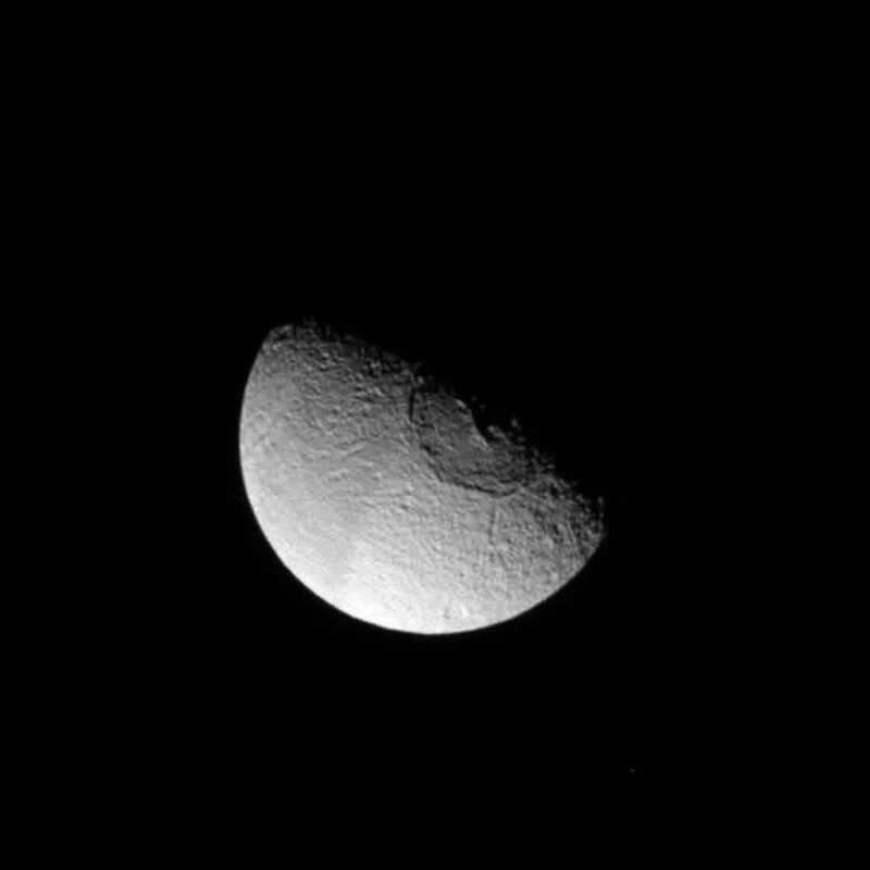 Луна сатурн женщина. Тефия Спутник Сатурна. Тефия (Спутник) спутники Сатурна. Тетис Спутник. Тефия Спутник поверхность.