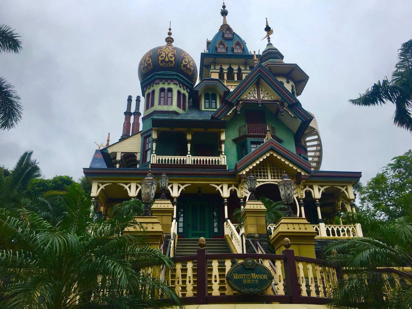 Mystic manor. Mystic manor disneyland. Диснейленд архитектура. Mystic manor disneyland. Mythic manor эстер.