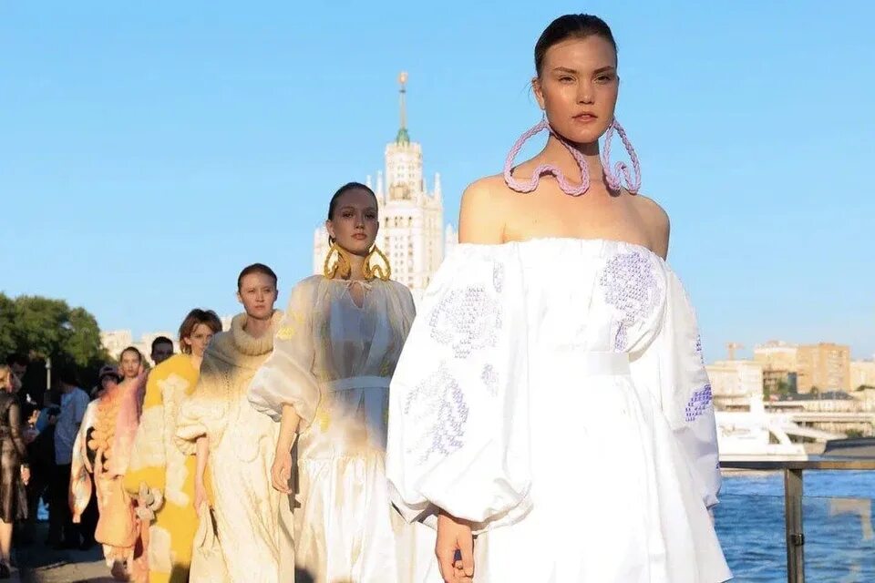 Фестиваль моды москва. Igor gulyaev - неделя моды в москве 2022. Московская неделя моды 2022. Показ мод в парке. Фестиваль моды москва.