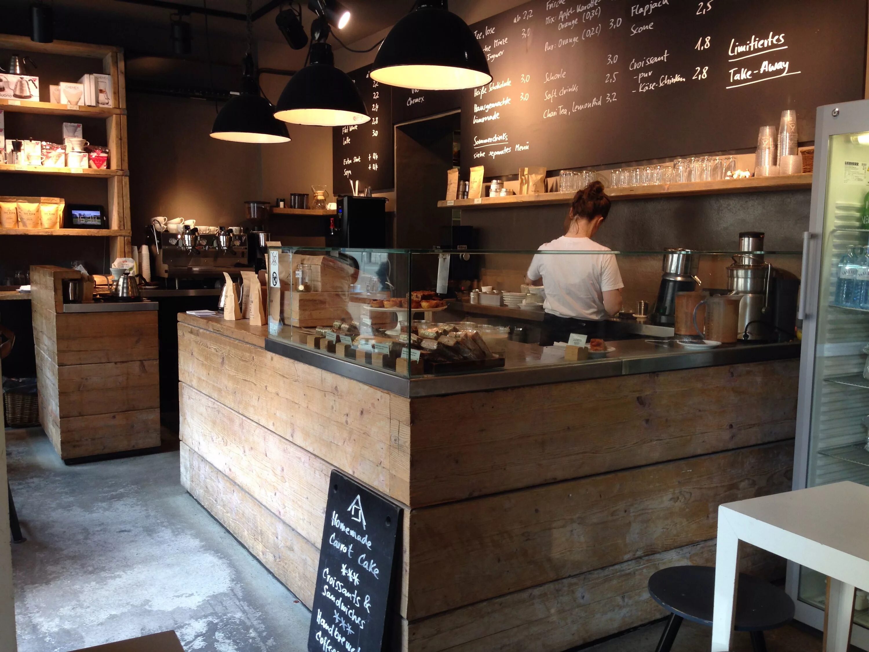 Интерьер кофейни маленькой. Кофе бар. Пекарня в деревянном стиле. Coffee shop кафе.