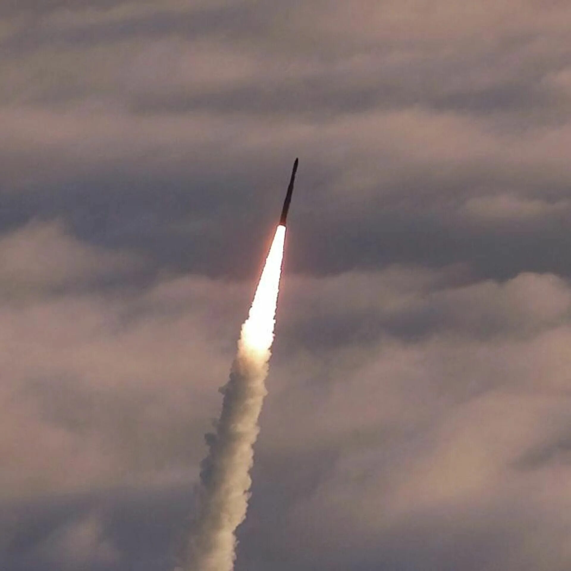 Ракета с запуском. Противоракета ground-based interceptor. Американские дальние ракеты. Ракета земля воздух. Glsdb himars.