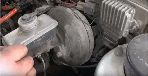 При нажатии на педаль тормоза слышно