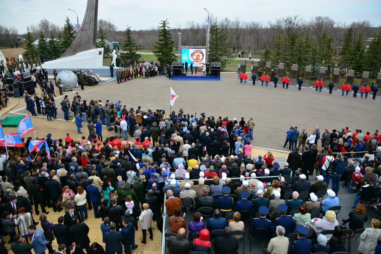 12 04 2012. Шуточное поздравление с днем космонавтики. Ссср 12 апреля 1961 года. 12 апреля 1961 москва. Шуточная открытка с днем космонавтики.