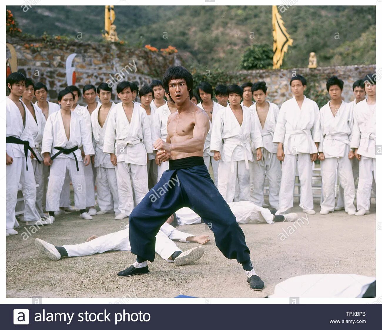 Bruce Lee enter the Dragon. Брюс ли каратэ. Брюс ли каратист. Остров дракона Джеки Чан. Брюс кунг фу