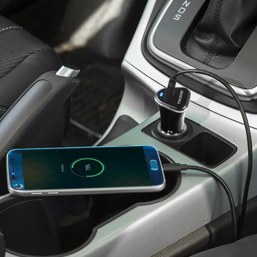 Зарядка смартфона в автомобиле. Заряжать смартфон в авто. зарядка car charger. usb 3.0 зарядка в машину. консоль зарядки в автомобиль.
