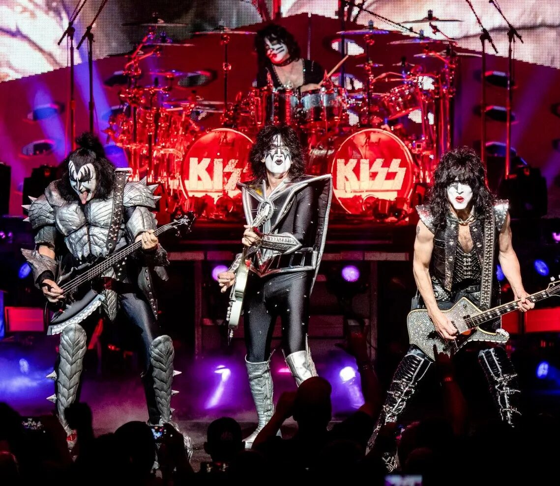 Рок музыкант на сцене. Порнофильмы концерты польша. Зрители на концерте. Как называется последний концерт. Концерт группы металика.