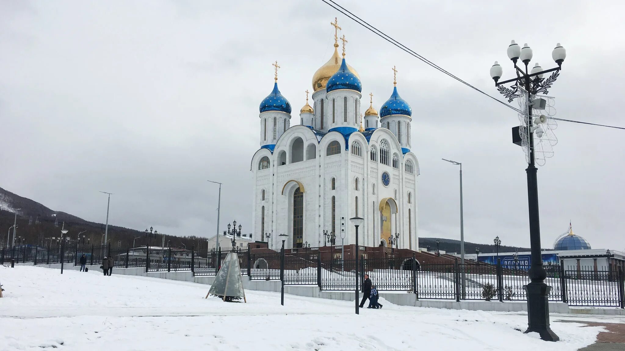 Рождество южно сахалинск. Храм в южно-сахалинске на площади победы. Рождество южно сахалинск. Храм на площади победы южно сахалинск. Храм рождества христова южно-сахалинск.