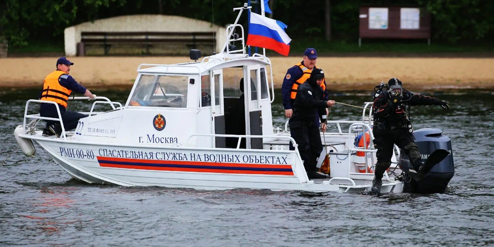 Катер для водолазов МЧС. Лодка с водолазами. Патрулирование на воде. Водолазная служба. Московская спасательная служба