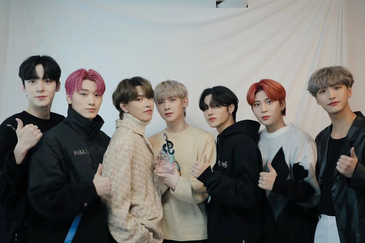 Группа ATEEZ. Сан ATEEZ С фиолетовыми волосами. ATEEZ yeosang Horizon. Участники группы ateez