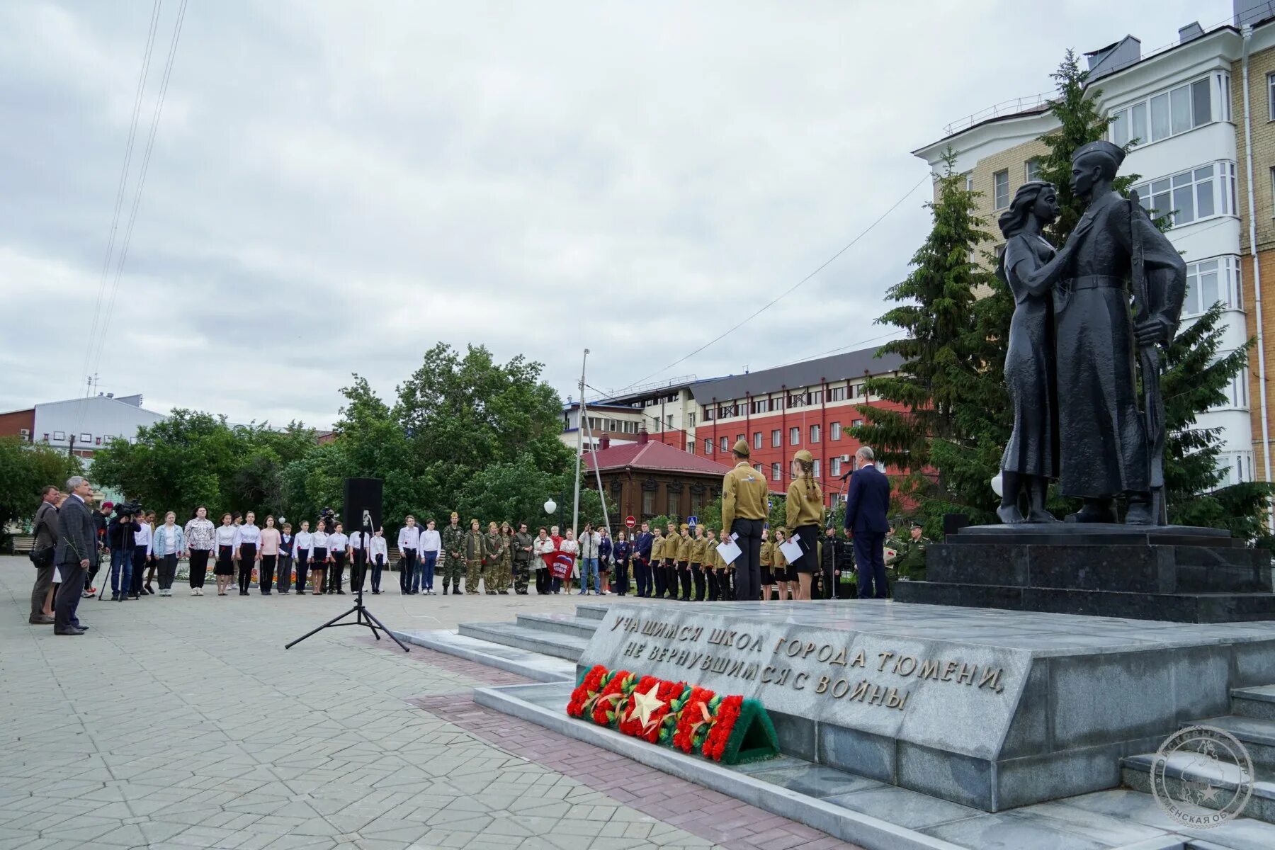 Памятник прощания. Памятник прощание Тюмень. Мемориал прощания Тюмень мемориал. Памятник учащимся школ города Тюмени, не вернувшимся с войны. Сквер прощания Тюмень.