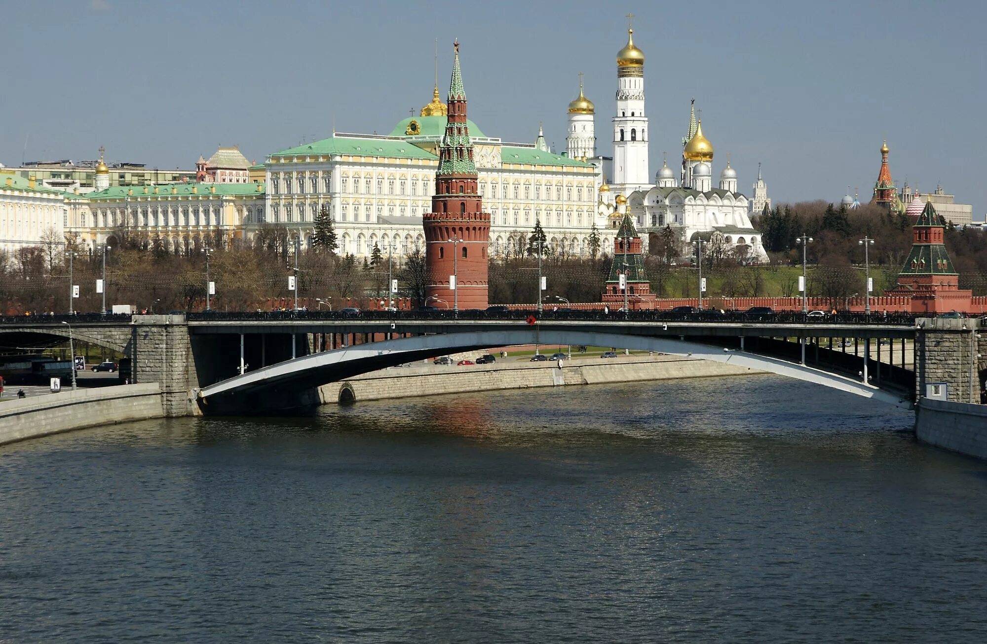 Мост на Москве реке у Кремля. Кремлевская набережная большой каменный мост. Вид на Кремль с Москва реки. Москва вид с моста на Кремль.