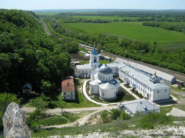 Монастыри воронежской области сайт. Свято-Успенский Дивногорский мужской монастырь Воронежская. Дивногорский мужской монастырь пещерный храм. Дивногорский Успенский монастырь пещерный храм. Дивногорский Успенский монастырь Воронежская область.