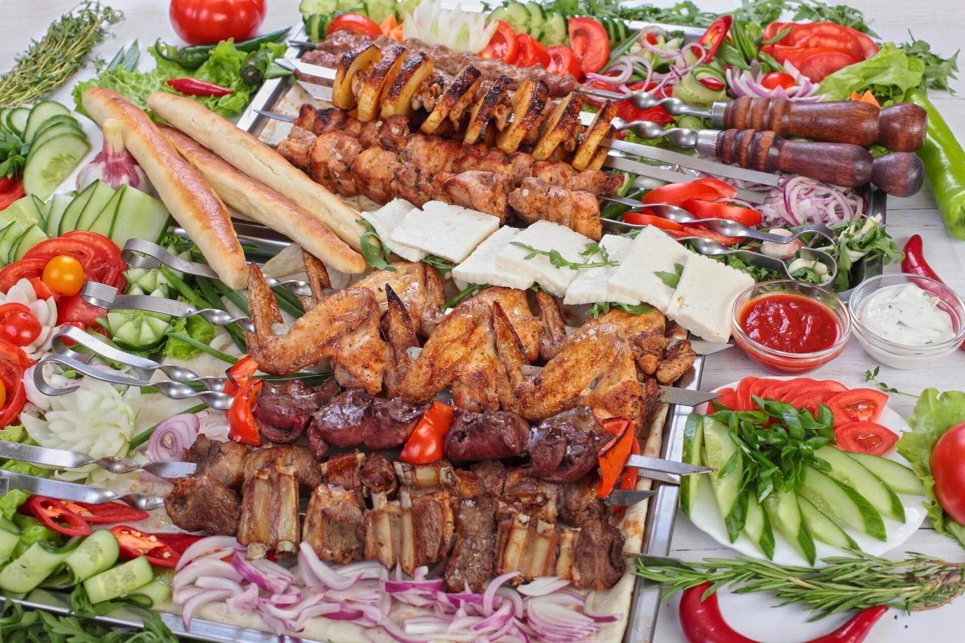 Перед шашлыком. Праздничный стол с шашлыком. Стол на природе с шашлыками. Перед шашлыком. Шашлык на мангале.