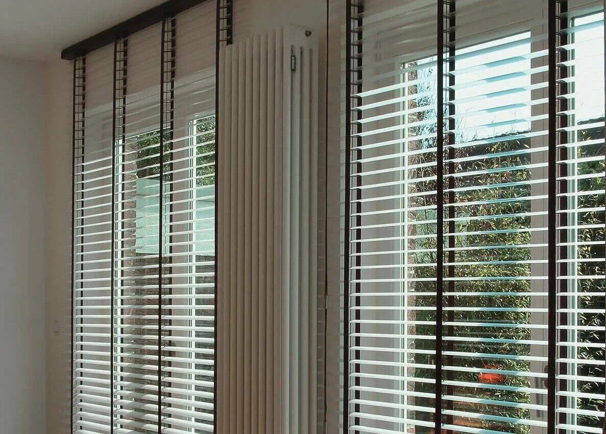 шторы на панорамные окна. карнизы жалюзи уют. шторы на панорамные окна в гостиной. свободновисящие рулонные шторы. закрытые шторы.