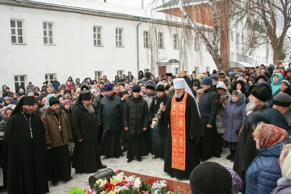 Новости рыльска и рыльского. Монастырь в Рыльске настоятель. Могила архимандрита Ипполита в Рыльске. Рыльский монастырь Курская область могила Ипполита.