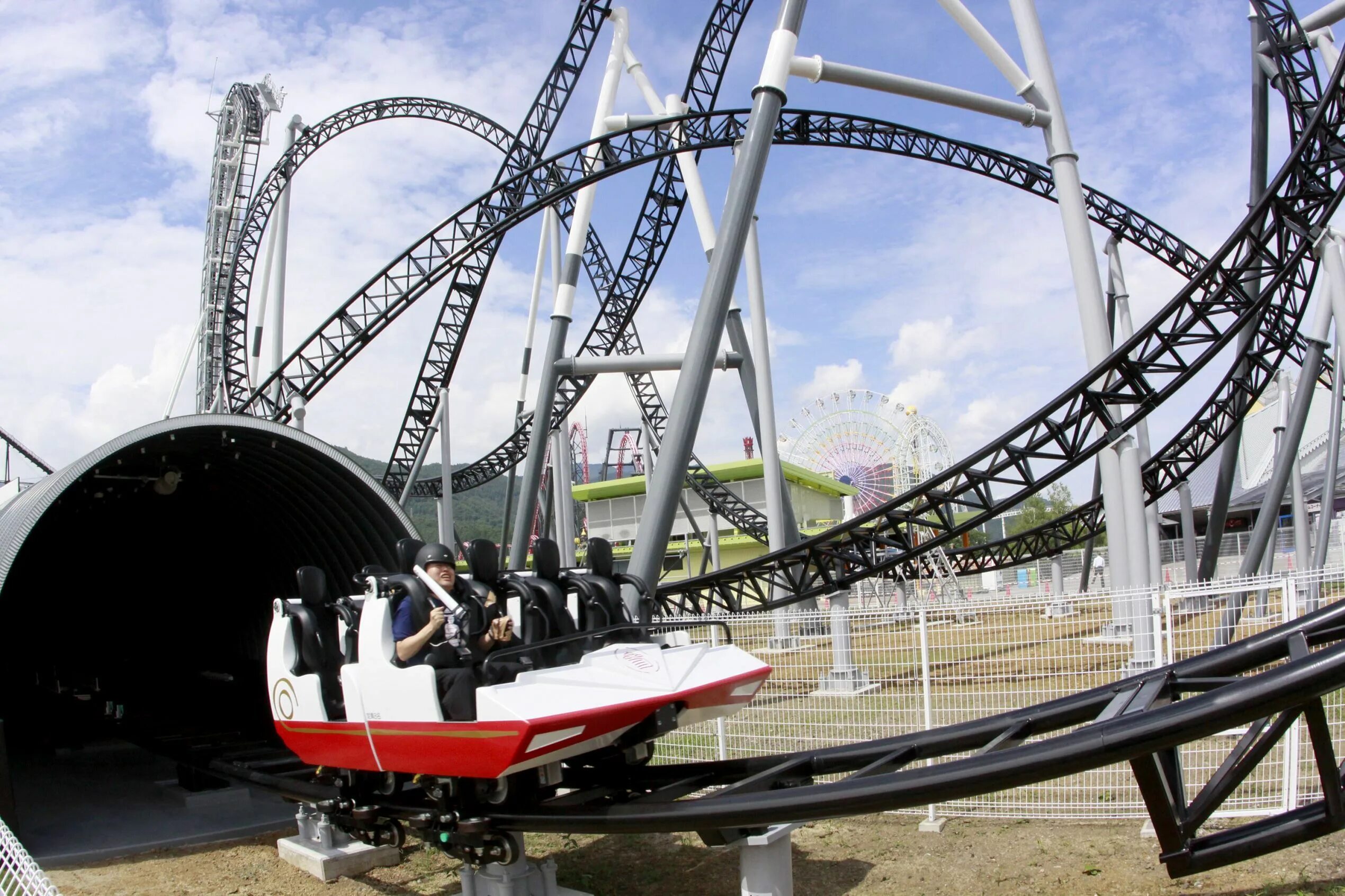 Аттракцион Takabisha в префектуре Яманаси. Takabisha, парк Fuji-q Highland, Фудзиесида, Япония. Американские горки Такабиша. Горки Японии Такабиша. Жестокие развлечения