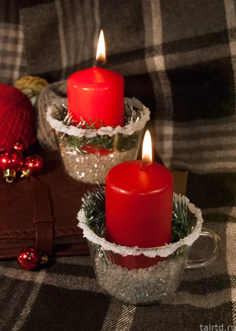 Новогодний декор из шишек. Вязаный декор для свечей. Декор кроглие свечки в новый год. Новогодние свечи своими руками. Декор свечей на новый год.