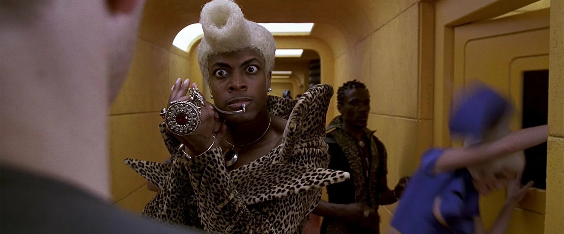 Пятый элемент злодей зорг. Офис 5 элемента. 5 элемент собаки. Офис 5 элемента. Пятый элемент в тц калейдоскоп.