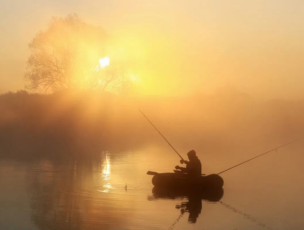 Рыбак на рассвете. Рыбак на закате. Рыбак в лодке. Природа рыбалка. Ловить рыбу ночью