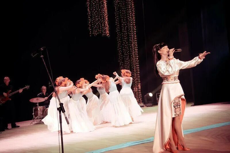 Эстрадный 4 буквы. Эстрадный 4 буквы. Эстрадный 4 буквы. Поле чудес игра тема птицы. Сканворд.